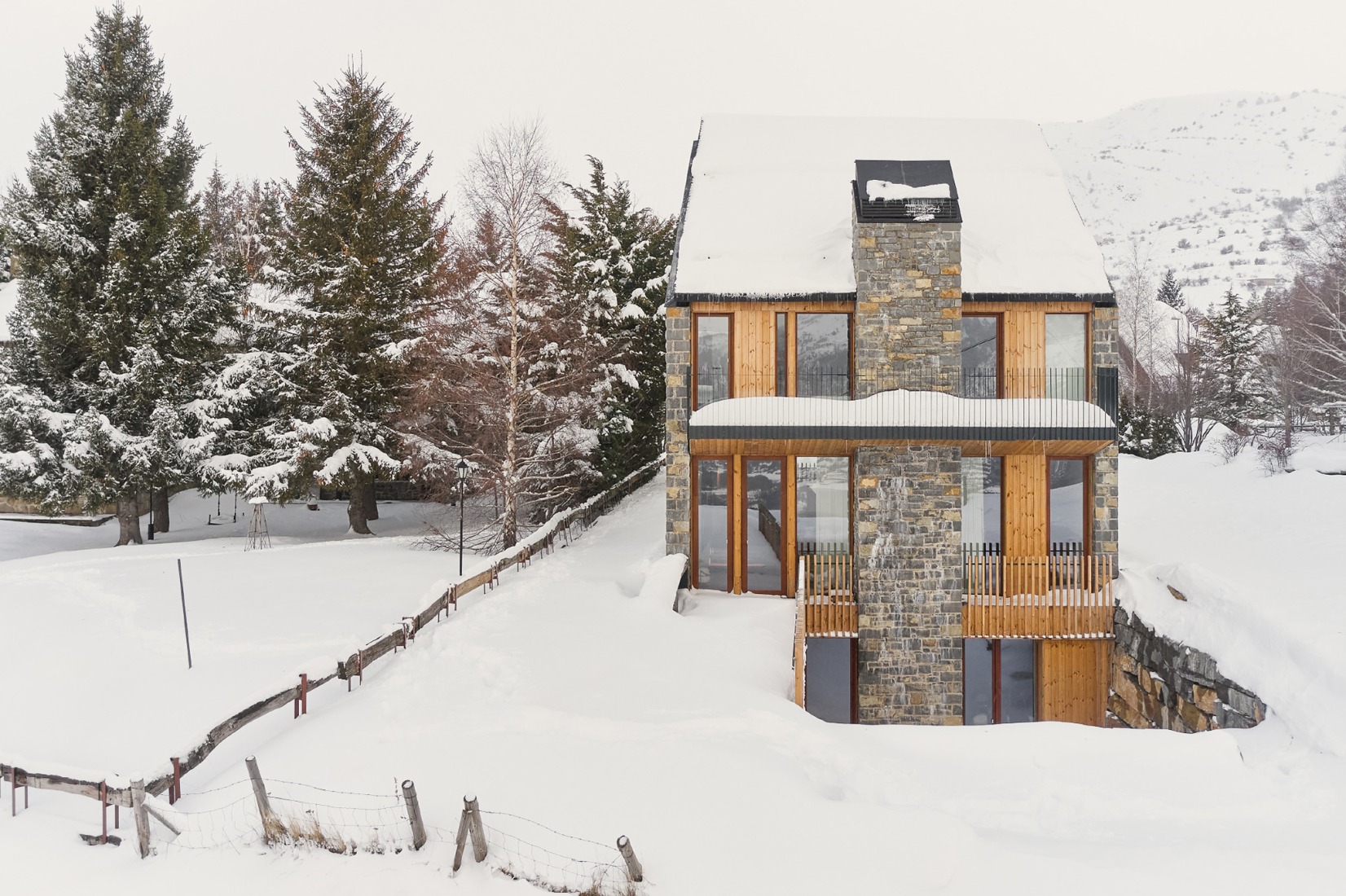 "Shelter between walls" by Cronotopos Arquitectura. Photograph by Iñaki Bergera Serrano