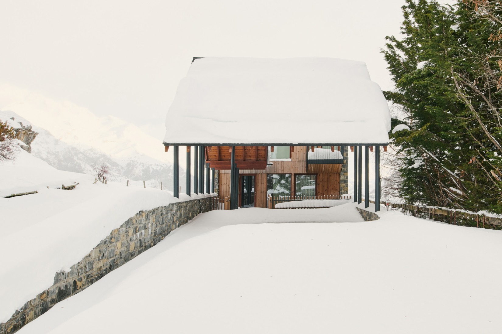 "Shelter between walls" by Cronotopos Arquitectura. Photograph by Iñaki Bergera Serrano