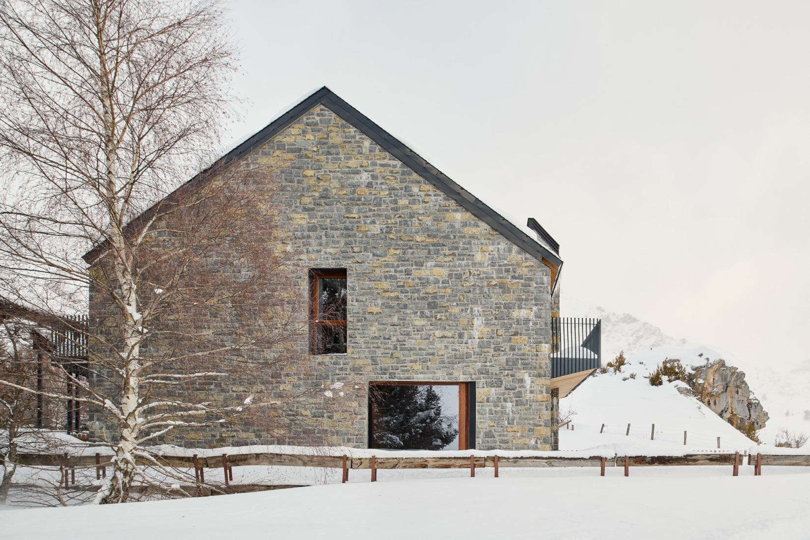 "Shelter between walls" by Cronotopos Arquitectura. Photograph by Iñaki Bergera Serrano