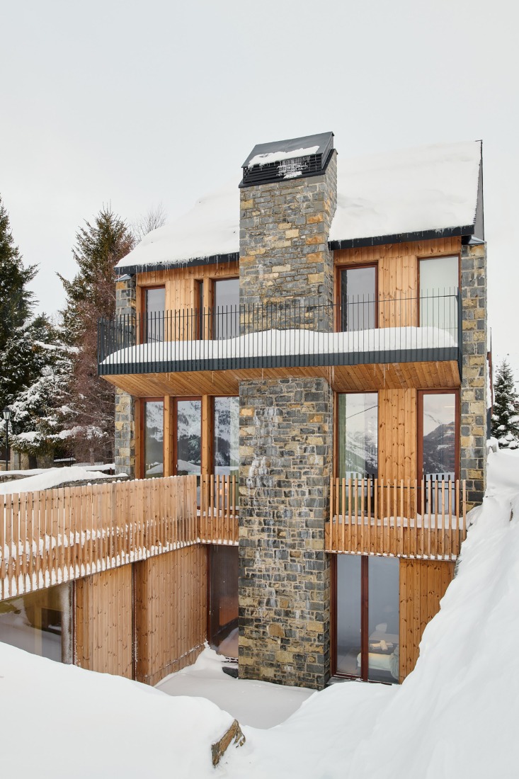 "Shelter between walls" by Cronotopos Arquitectura. Photograph by Iñaki Bergera Serrano