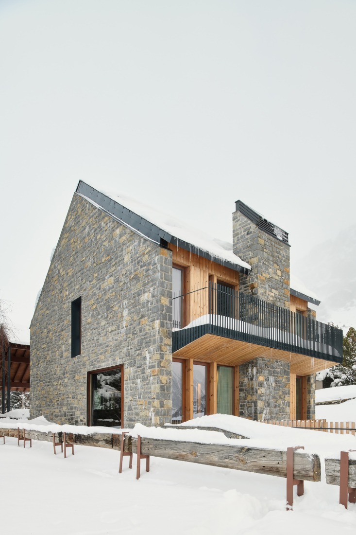 "Shelter between walls" by Cronotopos Arquitectura. Photograph by Iñaki Bergera Serrano