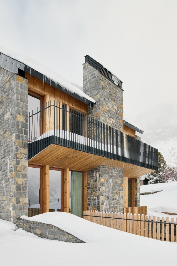 "Shelter between walls" by Cronotopos Arquitectura. Photograph by Iñaki Bergera Serrano