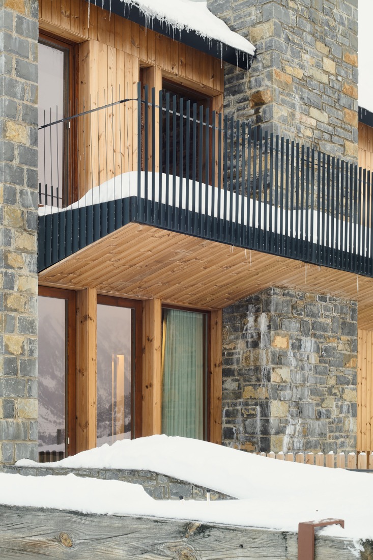 "Shelter between walls" by Cronotopos Arquitectura. Photograph by Iñaki Bergera Serrano