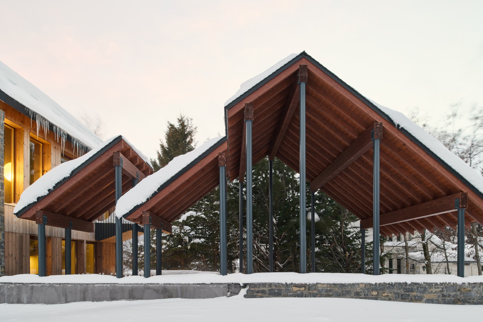 "Shelter between walls" by Cronotopos Arquitectura. Photograph by Iñaki Bergera Serrano