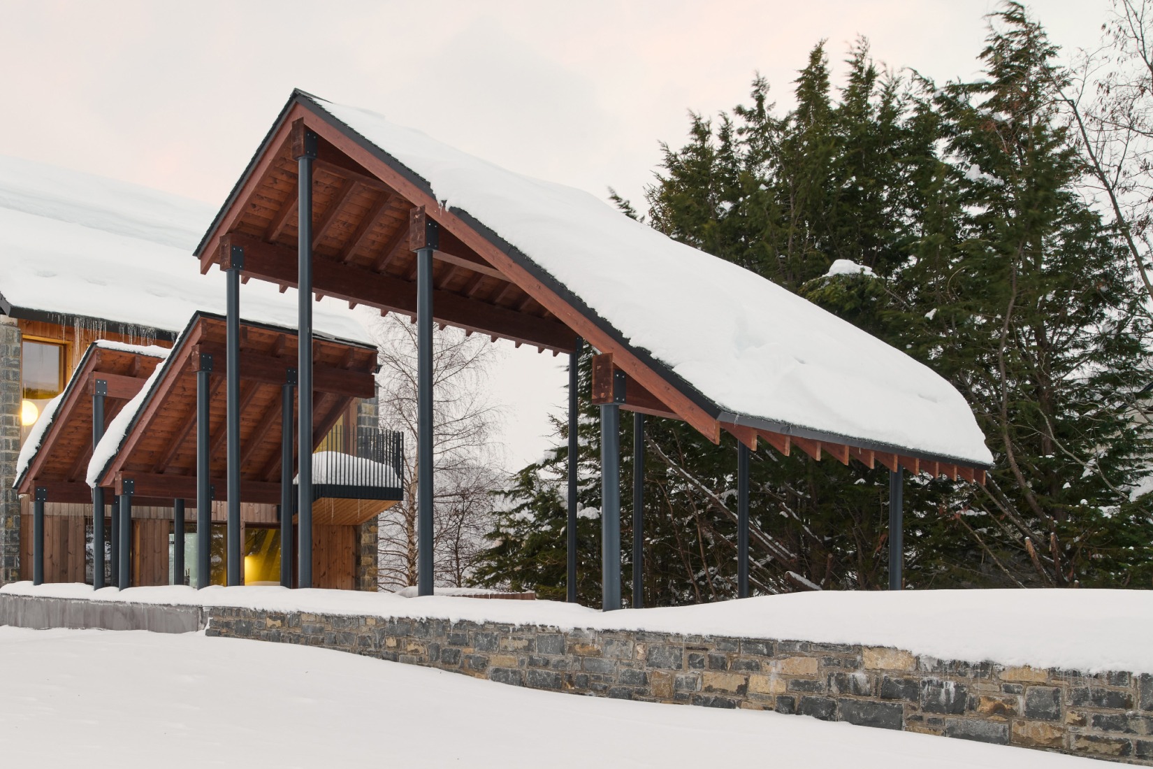"Shelter between walls" by Cronotopos Arquitectura. Photograph by Iñaki Bergera Serrano