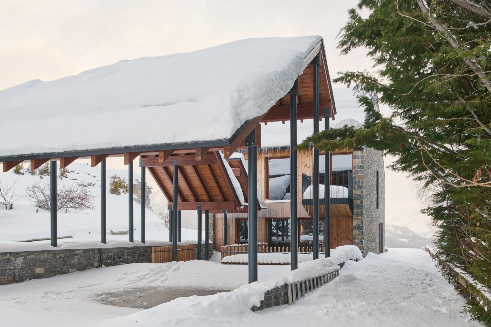 "Shelter between walls" by Cronotopos Arquitectura. Photograph by Iñaki Bergera Serrano