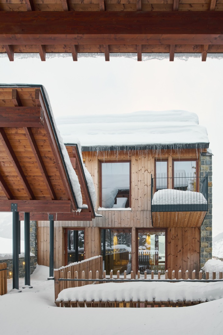 "Shelter between walls" by Cronotopos Arquitectura. Photograph by Iñaki Bergera Serrano