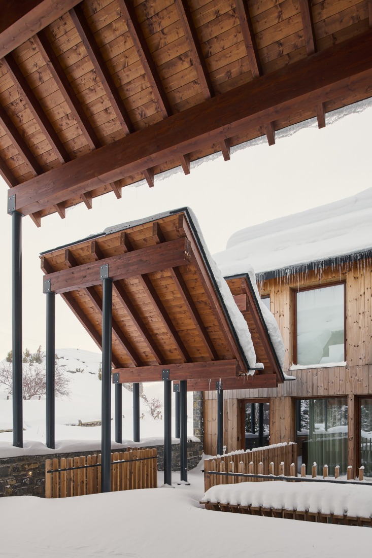 "Shelter between walls" by Cronotopos Arquitectura. Photograph by Iñaki Bergera Serrano