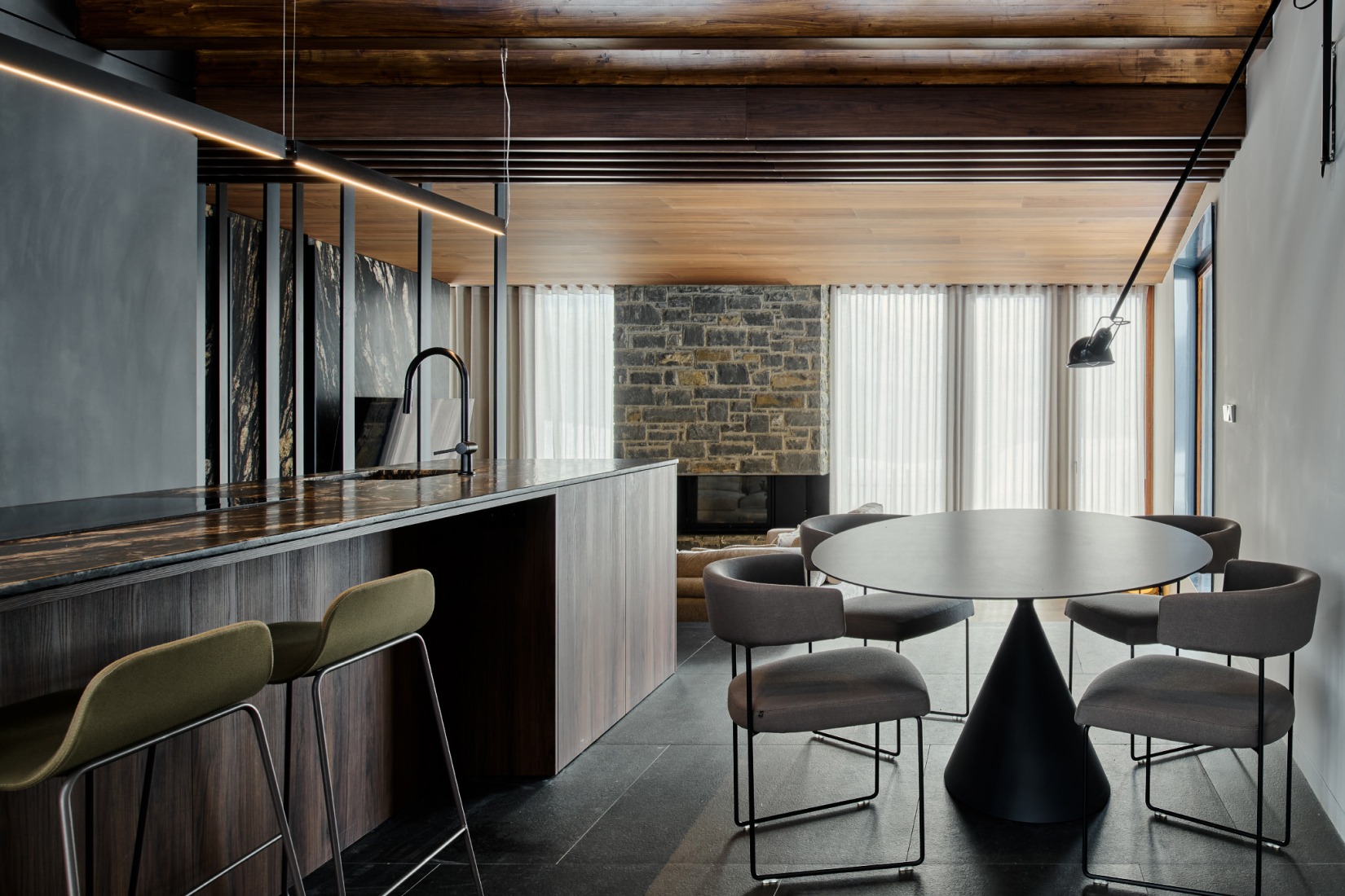 "Shelter between walls" by Cronotopos Arquitectura. Photograph by Iñaki Bergera Serrano