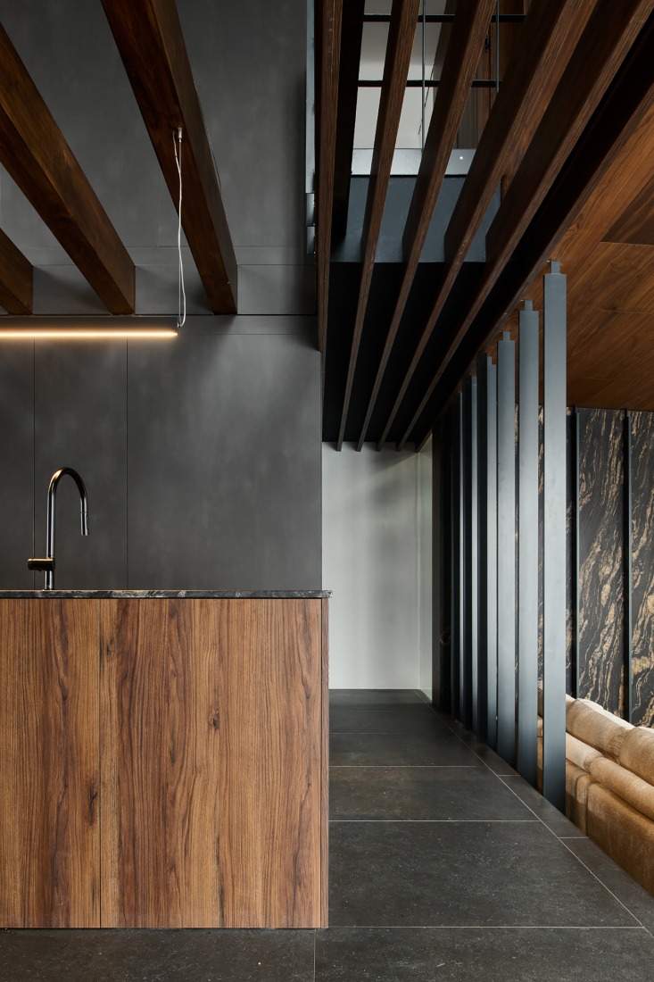 "Shelter between walls" by Cronotopos Arquitectura. Photograph by Iñaki Bergera Serrano