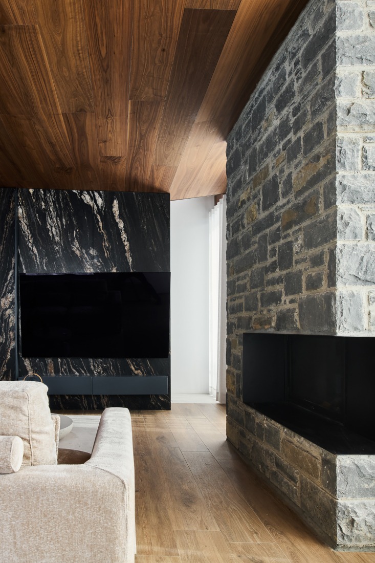 "Shelter between walls" by Cronotopos Arquitectura. Photograph by Iñaki Bergera Serrano