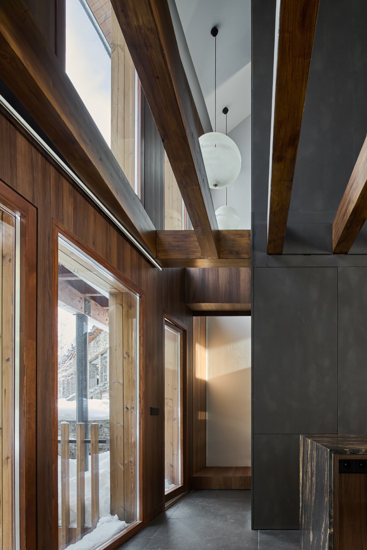 "Shelter between walls" by Cronotopos Arquitectura. Photograph by Iñaki Bergera Serrano