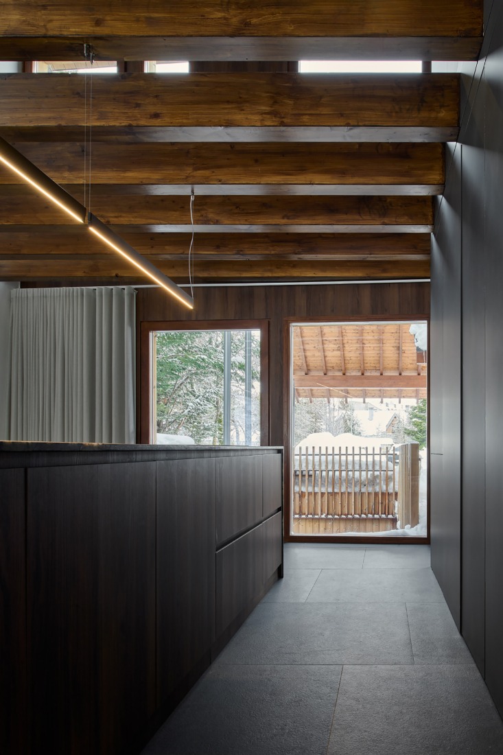 "Shelter between walls" by Cronotopos Arquitectura. Photograph by Iñaki Bergera Serrano