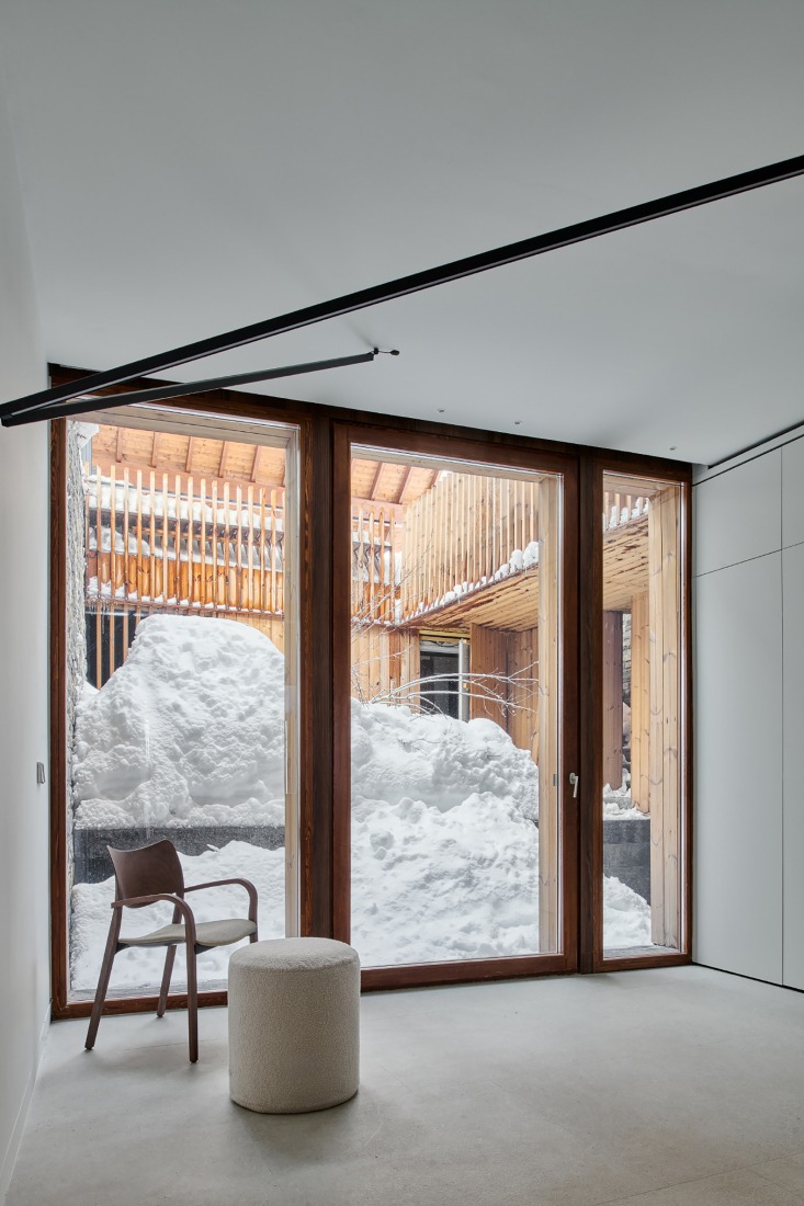 "Shelter between walls" by Cronotopos Arquitectura. Photograph by Iñaki Bergera Serrano