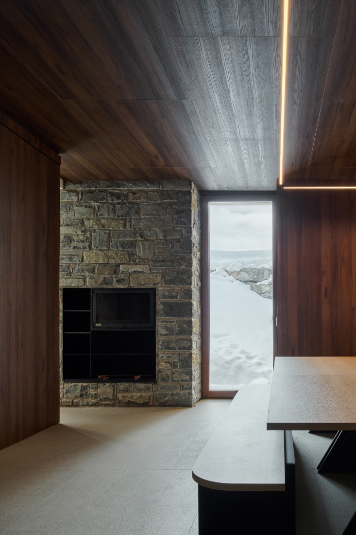 "Shelter between walls" by Cronotopos Arquitectura. Photograph by Iñaki Bergera Serrano