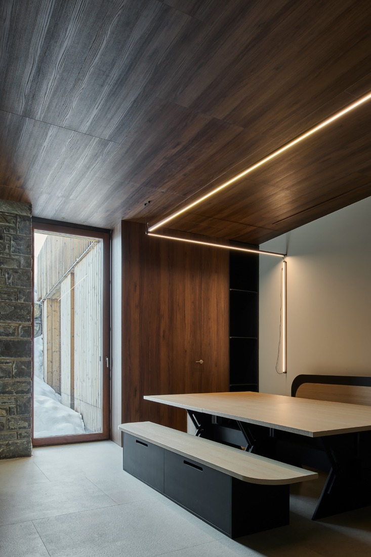 "Shelter between walls" by Cronotopos Arquitectura. Photograph by Iñaki Bergera Serrano