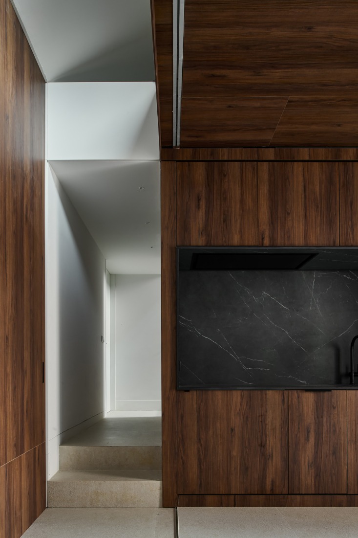 "Shelter between walls" by Cronotopos Arquitectura. Photograph by Iñaki Bergera Serrano