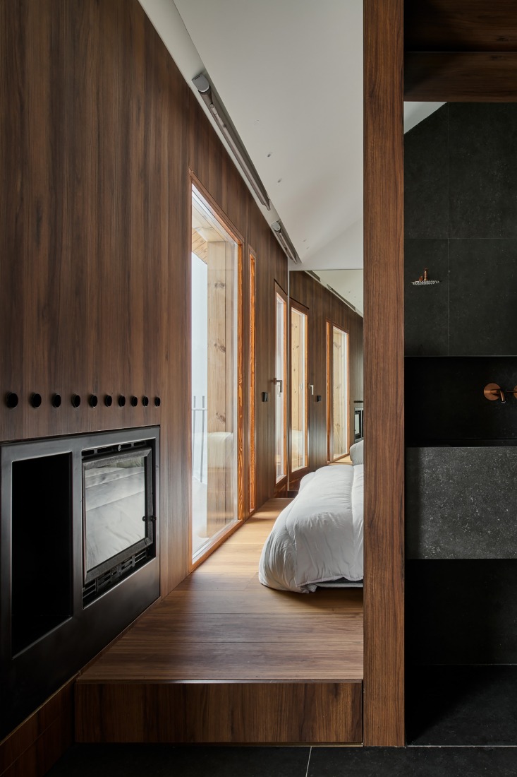 "Shelter between walls" by Cronotopos Arquitectura. Photograph by Iñaki Bergera Serrano