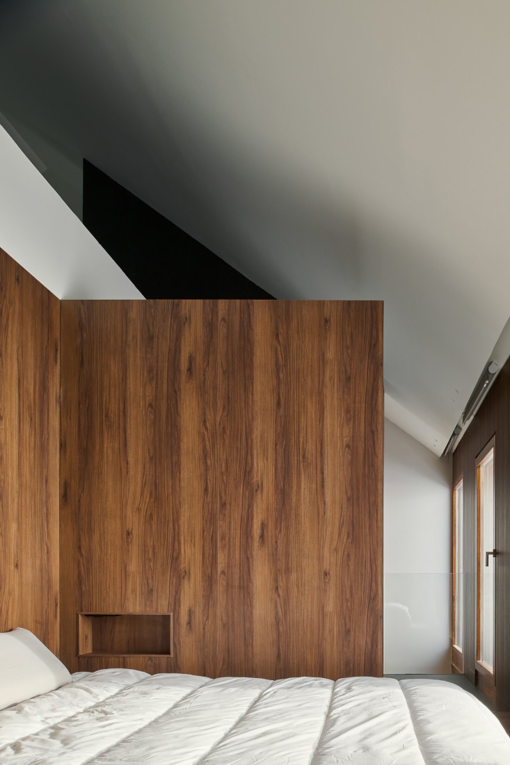 "Shelter between walls" by Cronotopos Arquitectura. Photograph by Iñaki Bergera Serrano