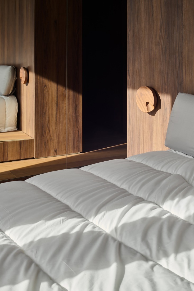 "Shelter between walls" by Cronotopos Arquitectura. Photograph by Iñaki Bergera Serrano