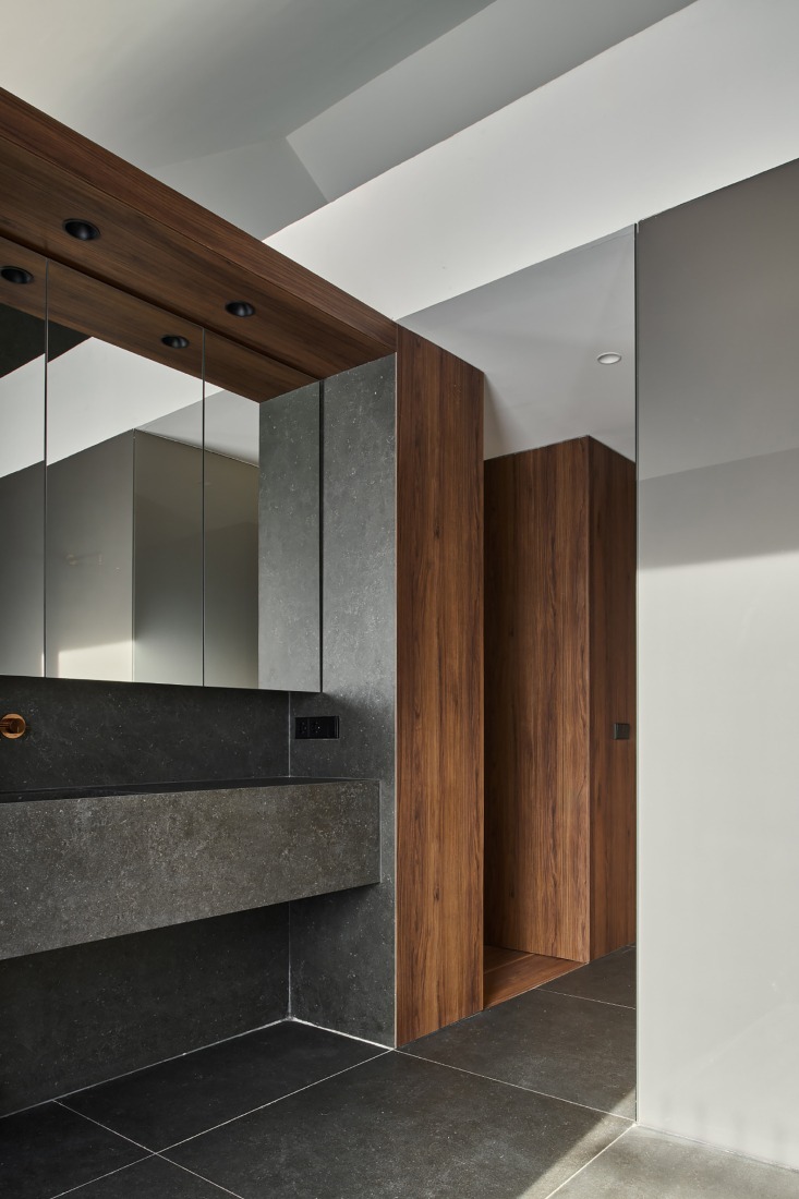 "Shelter between walls" by Cronotopos Arquitectura. Photograph by Iñaki Bergera Serrano