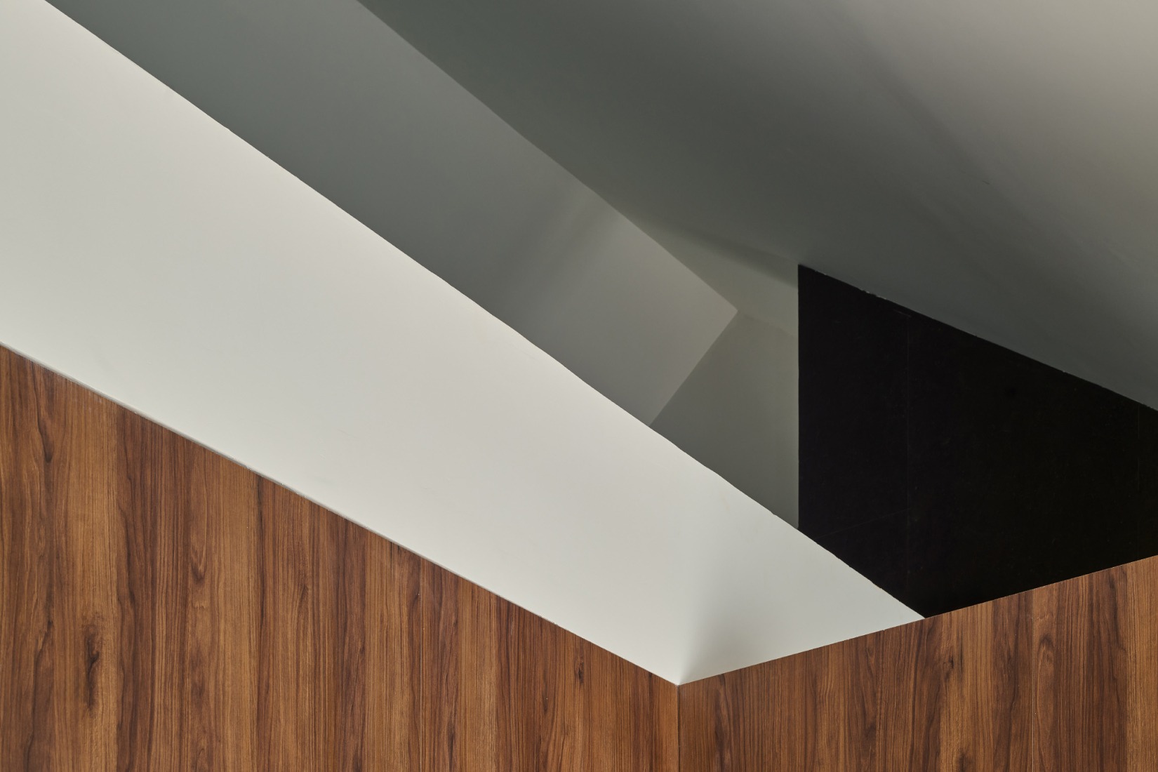 "Shelter between walls" by Cronotopos Arquitectura. Photograph by Iñaki Bergera Serrano