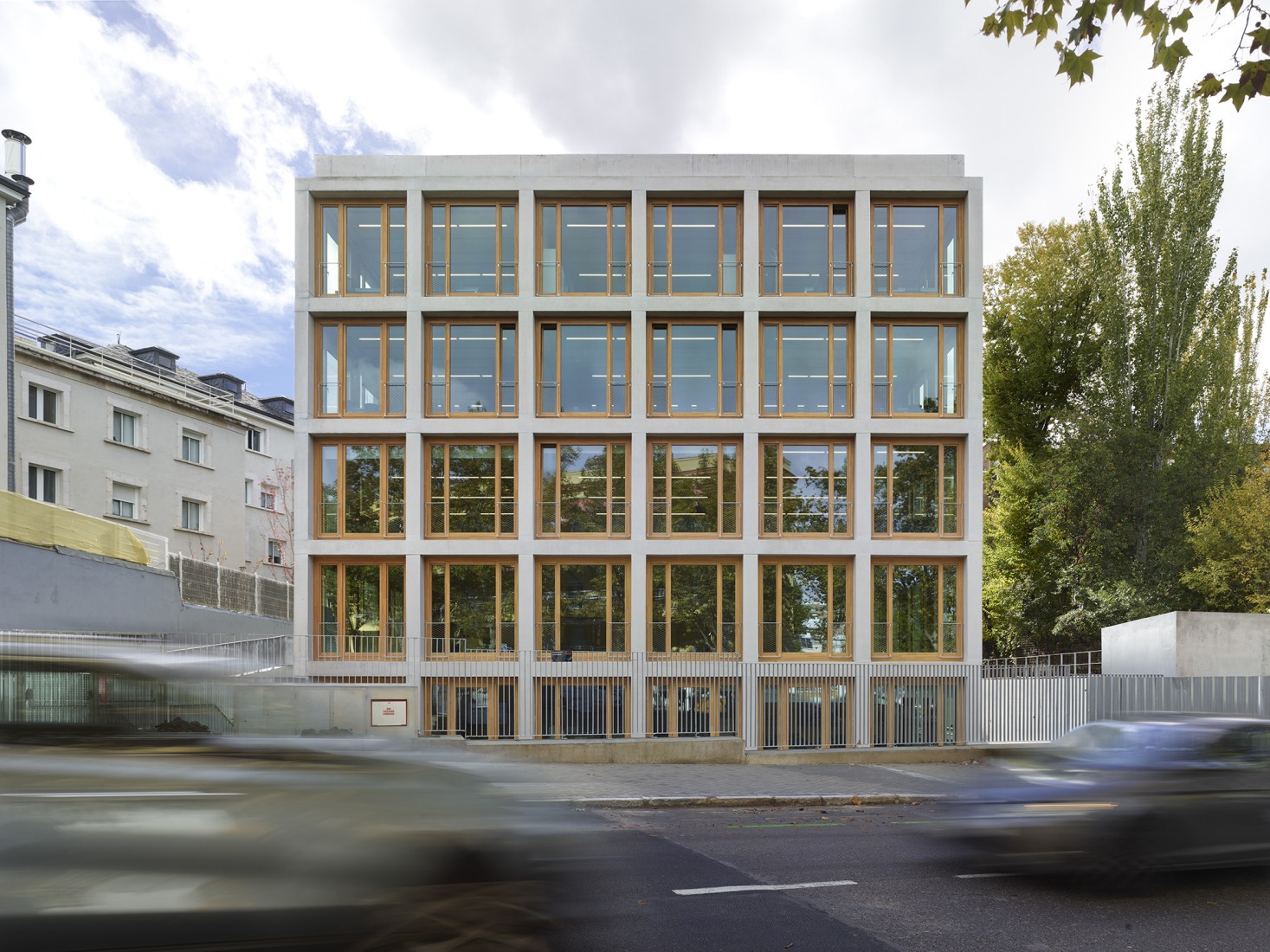 Facultad de Derecho CEU San Pablo por José María Sánchez Arquitectos. Fotografía por Roland Halbe.