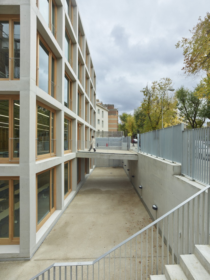 Facultad de Derecho CEU San Pablo por José María Sánchez Arquitectos. Fotografía por Roland Halbe.
