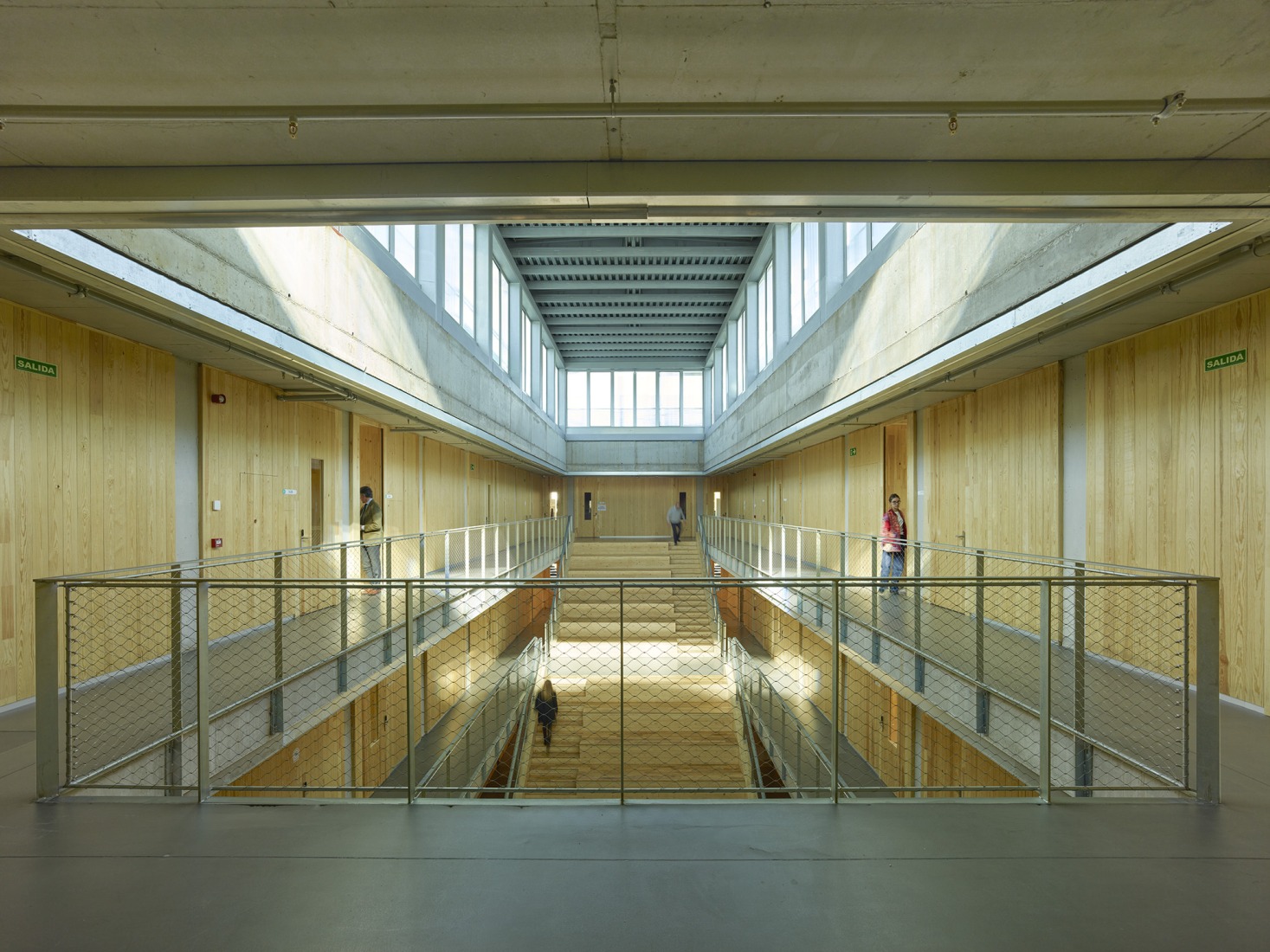 Facultad de Derecho CEU San Pablo por José María Sánchez Arquitectos. Fotografía por Roland Halbe.