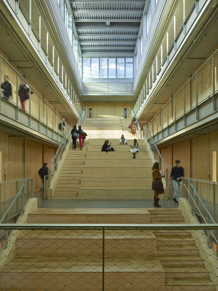 Facultad de Derecho CEU San Pablo por José María Sánchez Arquitectos. Fotografía por Roland Halbe.