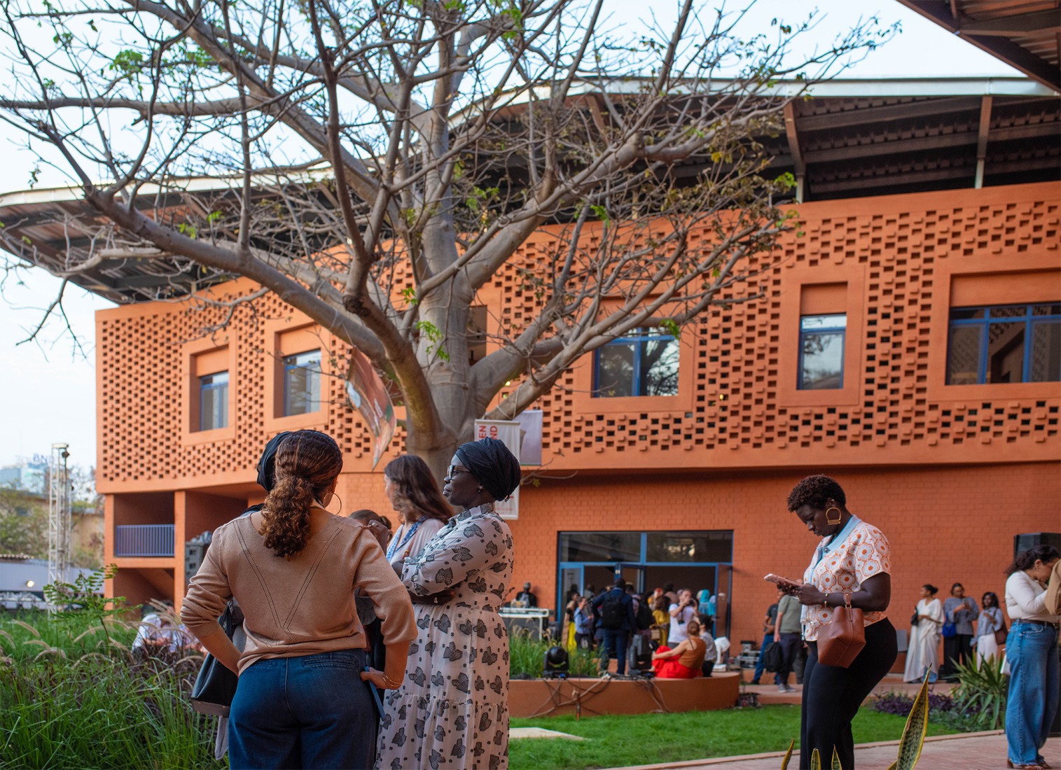 «Goethe-Institut» por Kéré Architecture. Fotografía por Jean-Baptiste Joire.
