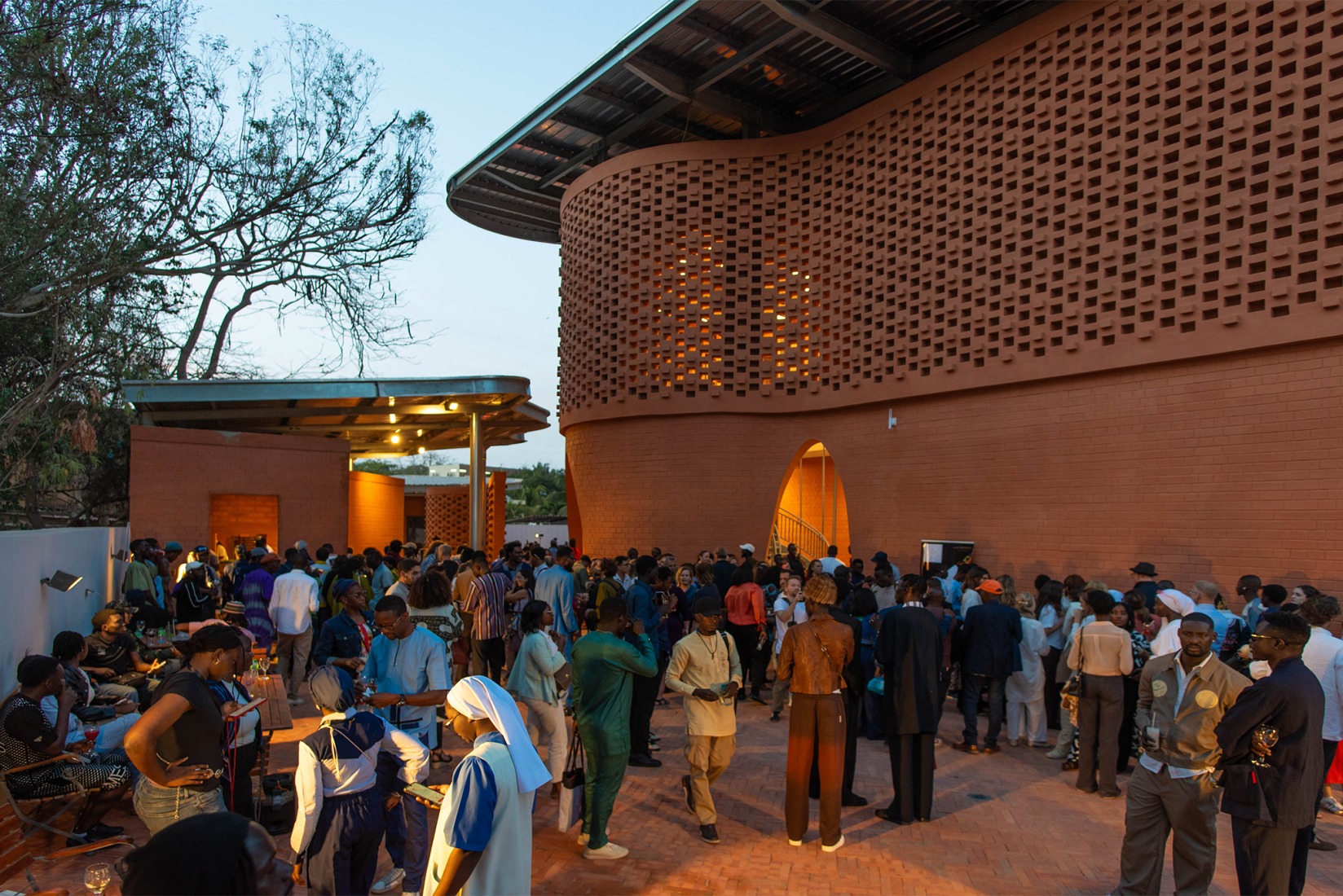 «Goethe-Institut» por Kéré Architecture. Fotografía por Jean-Baptiste Joire.