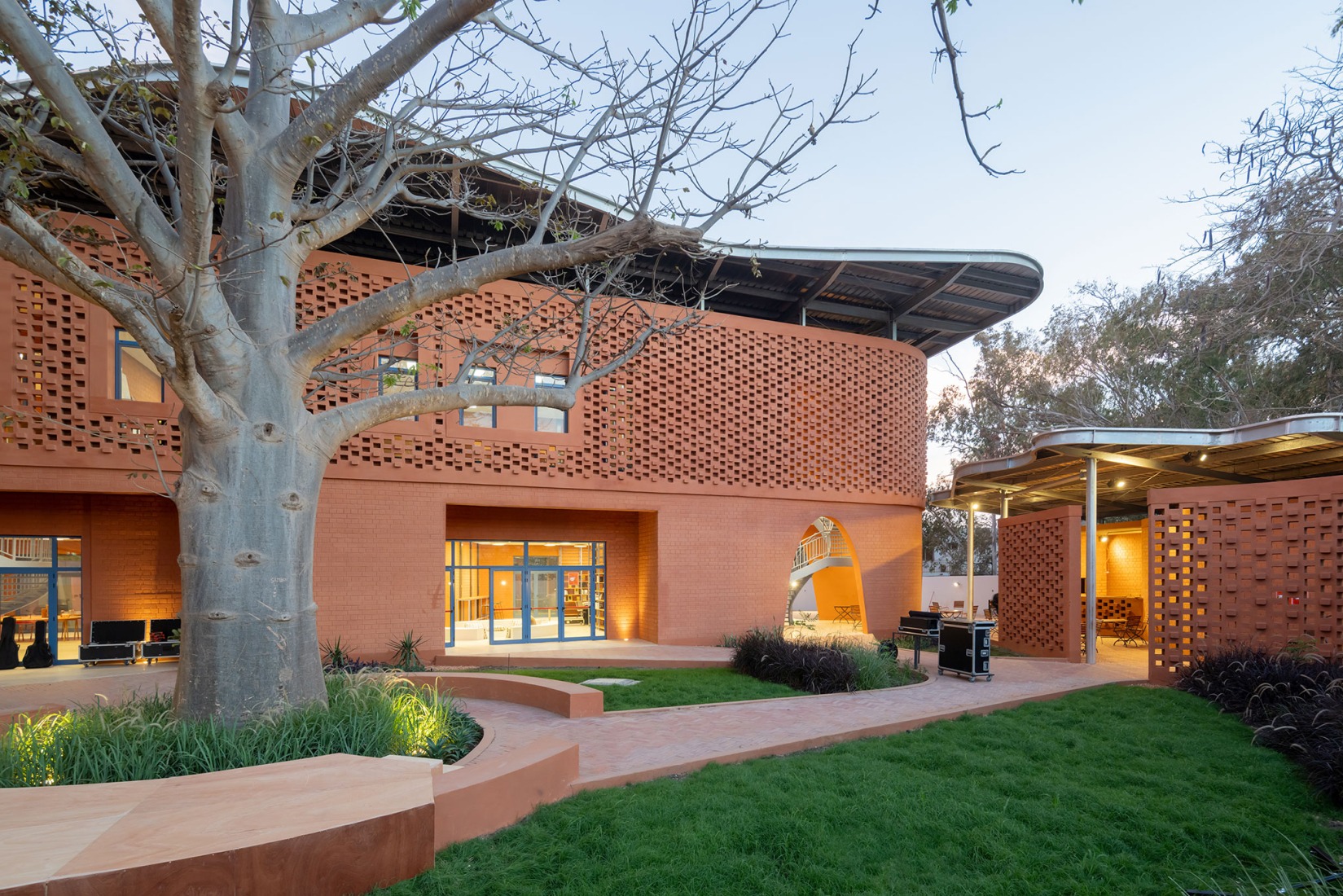 «Goethe-Institut» por Kéré Architecture. Fotografía por Iwan Baan.