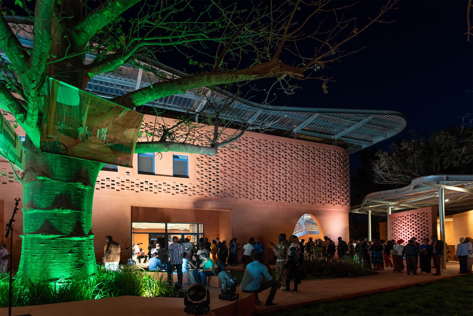 «Goethe-Institut» por Kéré Architecture. Fotografía por Jean-Baptiste Joire.