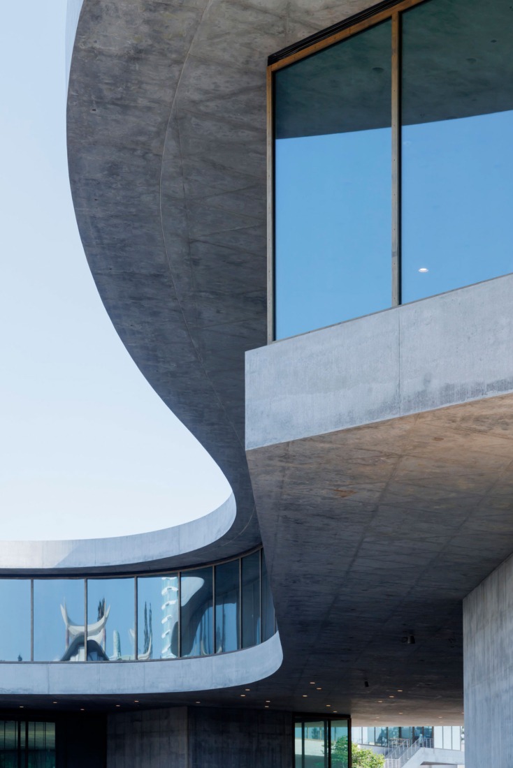 Galerías David Geffen en LACMA, vista exterior del nivel de exposición con el reflejo del Pabellón de Arte Japonés de LACMA. Fotografía por Iwan Baan, cortesía de Museum Associates/LACMA.
