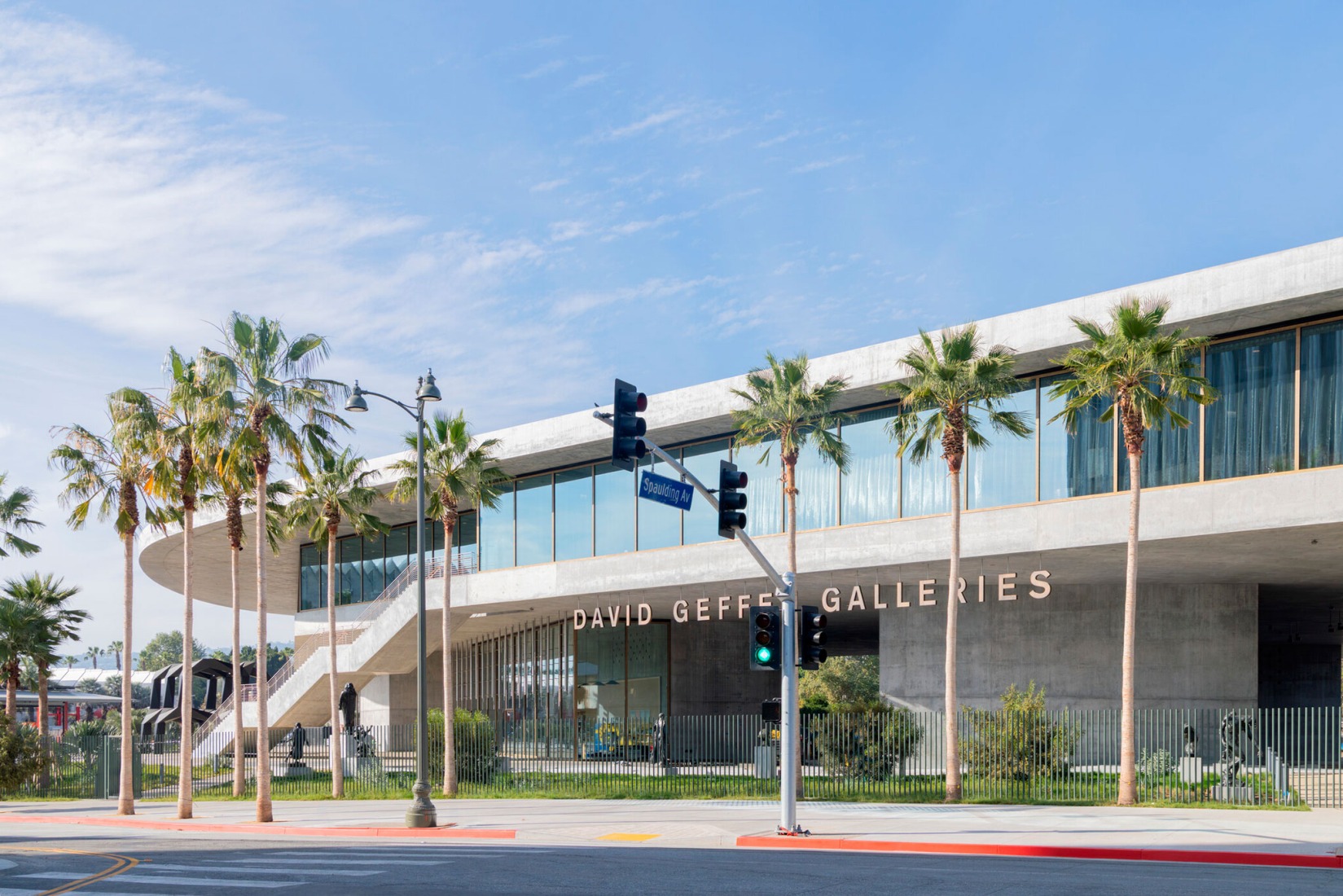 Vista exterior hacia el noroeste desde Wilshire Boulevard, Galerías David Geffen en LACMA. Fotografía por Iwan Baan, cortesía de Museum Associates/LACMA.