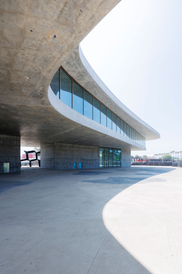 Galerías David Geffen en LACMA con Smoke (1967) de Tony Smith al fondo, © Tony Smith Estate/Artists Rights Society (ARS), Nueva York. Fotografía por Iwan Baan, cortesía de Museum Associates/LACMA.