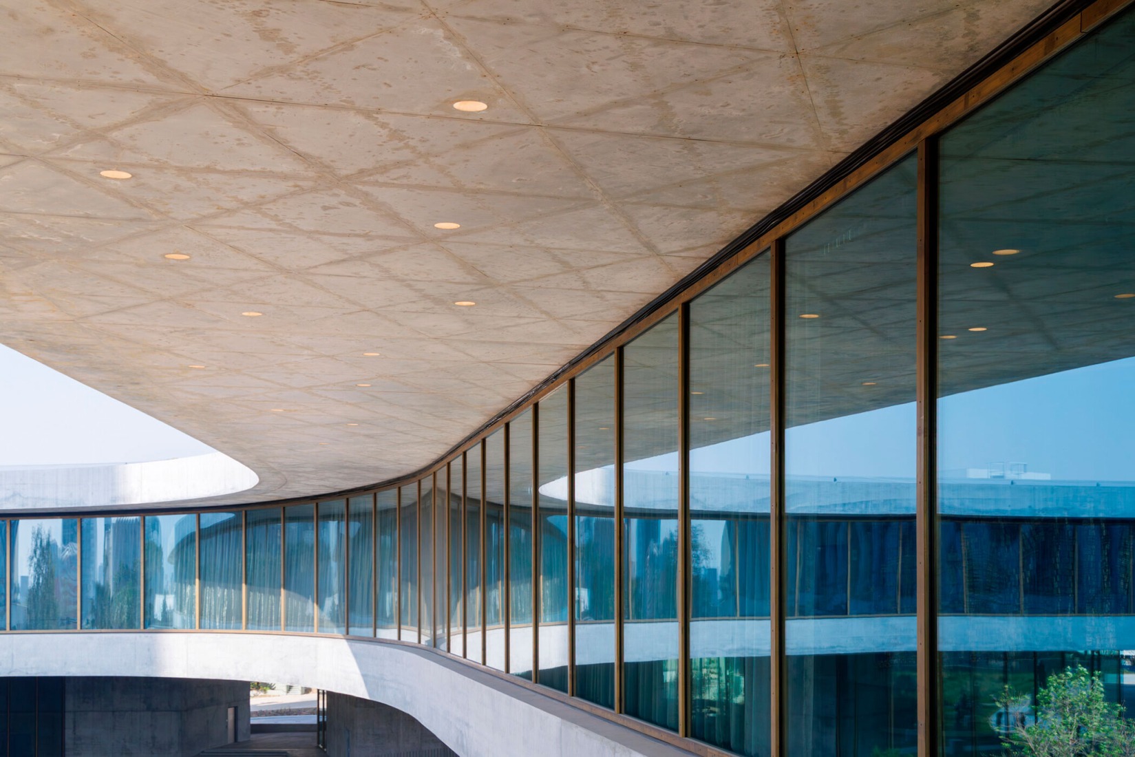 Vista exterior del nivel de exposición de las Galerías David Geffen en LACMA. Fotografía por Iwan Baan, cortesía de Museum Associates/LACMA.