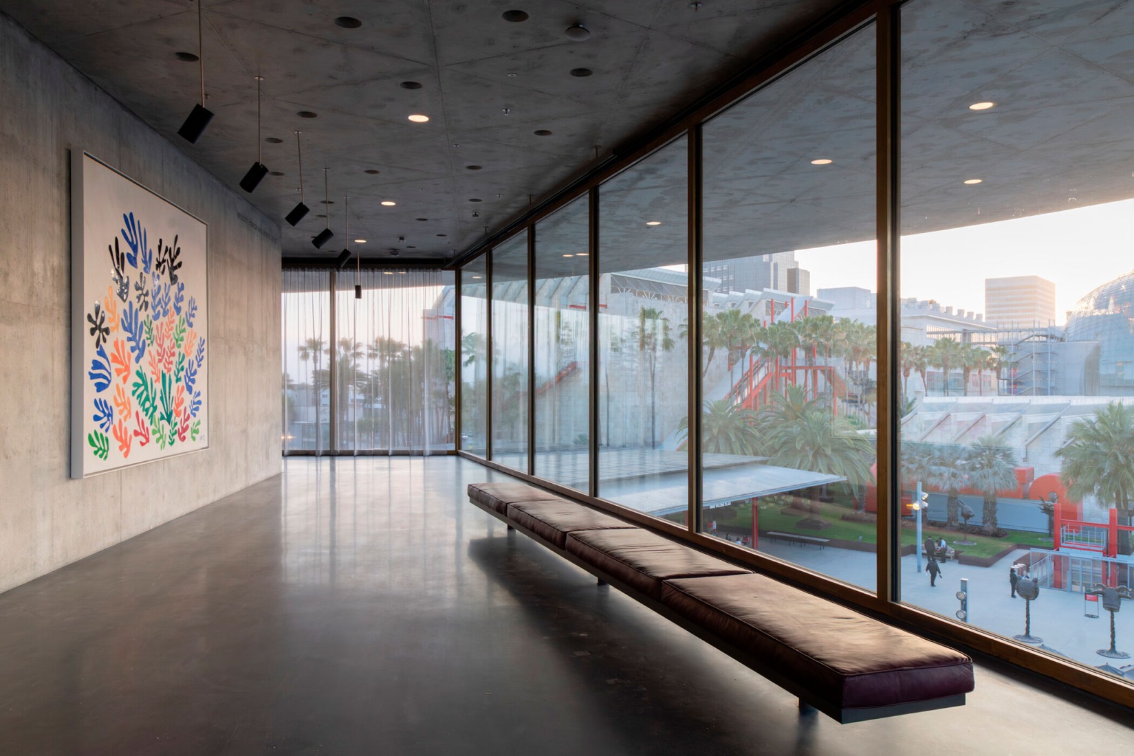 Vista hacia el suroeste desde el nivel de la exposición hacia el Pabellón Resnick y el BCAM con La Gerbe (1953) de Henri Matisse a la izquierda, Galerías David Geffen en LACMA, arte © 2012 Succession H. Matisse/Artists Rights Society (ARS), Nueva York, NY. Fotografía por Iwan Baan, cortesía de Museum Associates/LACMA.