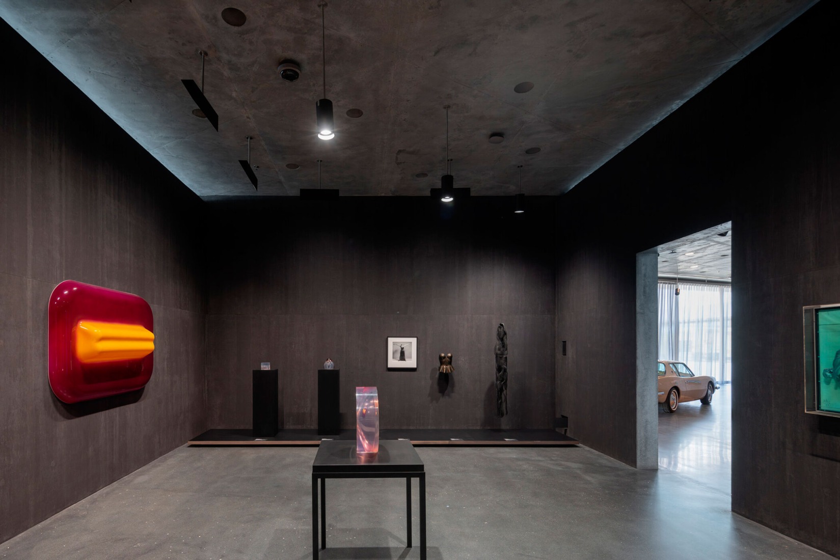 La materia de la alquimia: el plástico en el arte, Galerías David Geffen en LACMA. Fotografía por Iwan Baan, cortesía de Museum Associates/LACMA.