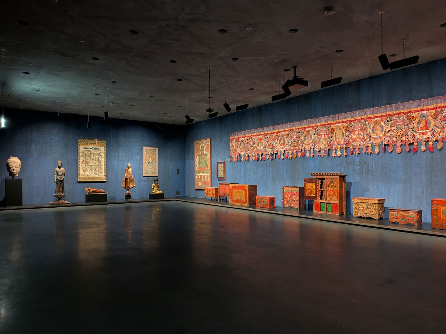 Vista de la instalación de la presentación inaugural en las Galerías David Geffen, abril de 2026. Fotografía cortesía de Museum Associates/LACMA. 