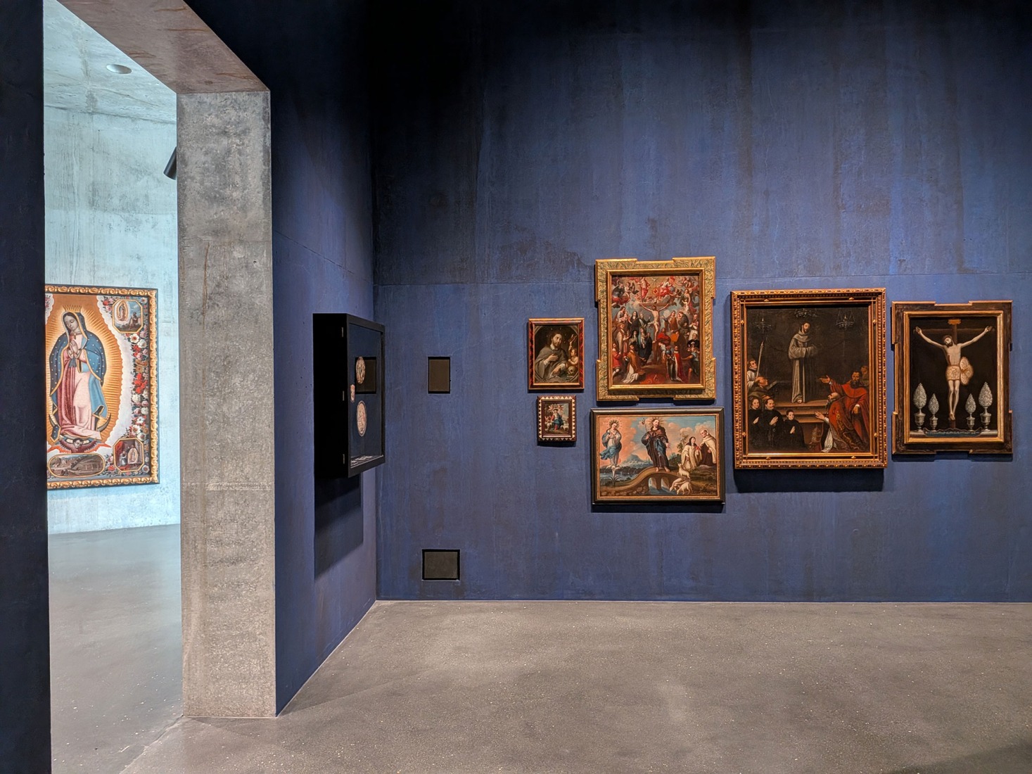 Vista de la instalación de la presentación inaugural en las Galerías David Geffen, abril de 2026. Fotografía cortesía de Museum Associates/LACMA. 