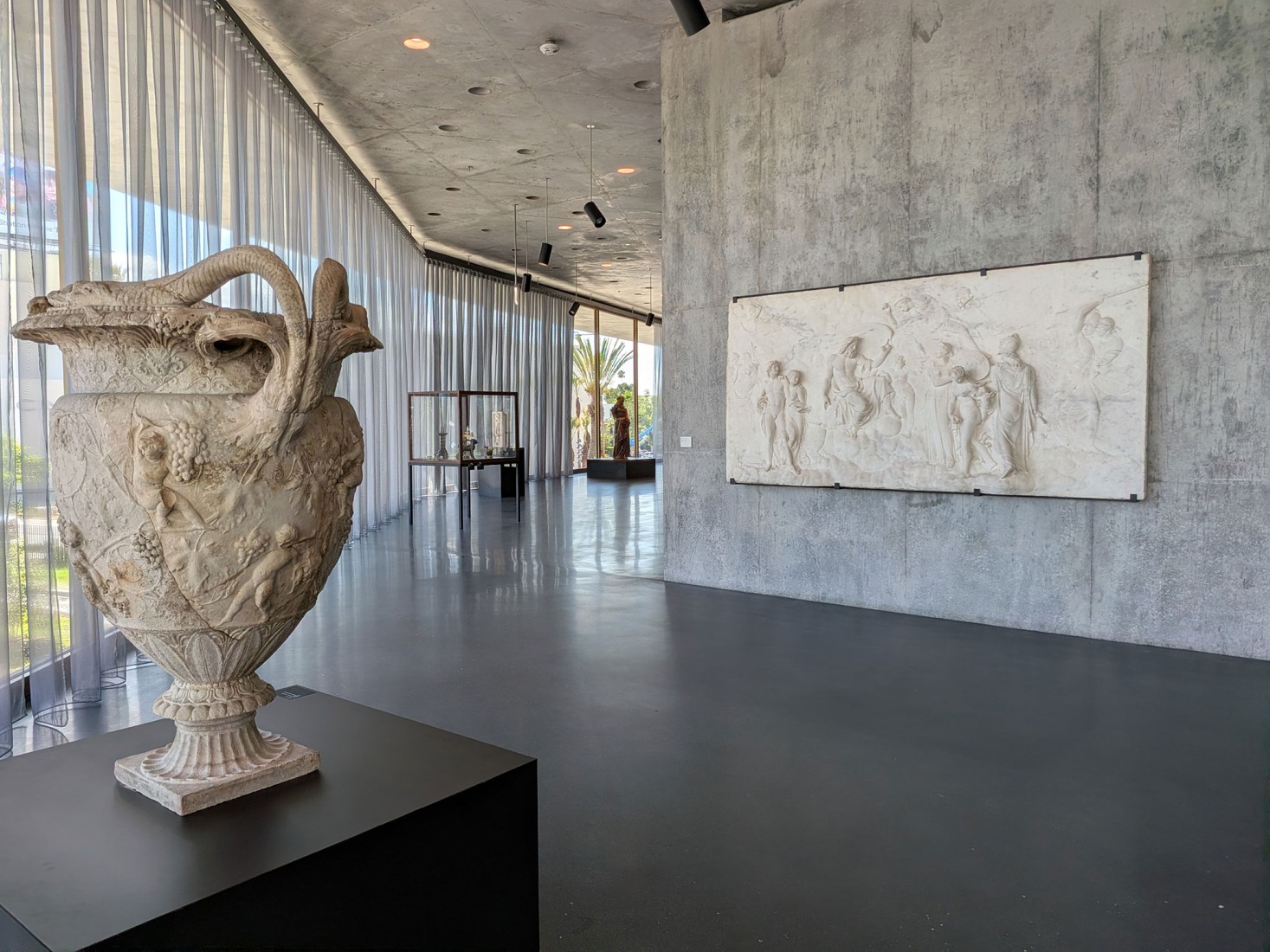 Vista de la instalación de la presentación inaugural en las Galerías David Geffen, abril de 2026. Fotografía cortesía de Museum Associates/LACMA. 