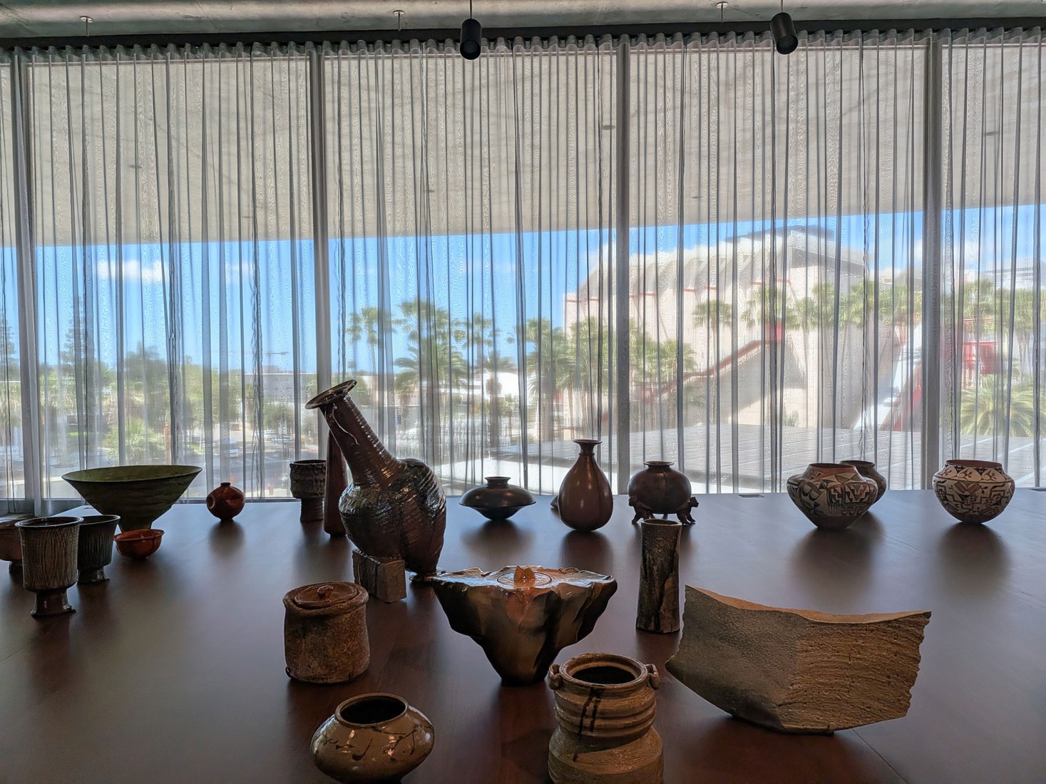 Vista de la instalación de la presentación inaugural en las Galerías David Geffen, abril de 2026. Fotografía cortesía de Museum Associates/LACMA. 