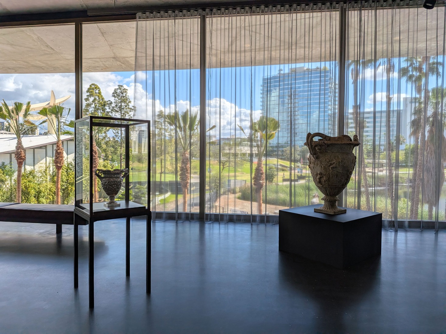Vista de la instalación de la presentación inaugural en las Galerías David Geffen, abril de 2026. Fotografía cortesía de Museum Associates/LACMA. 