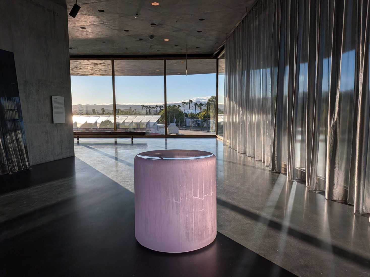 Vista de la instalación de la presentación inaugural en las Galerías David Geffen, abril de 2026. Fotografía cortesía de Museum Associates/LACMA. 