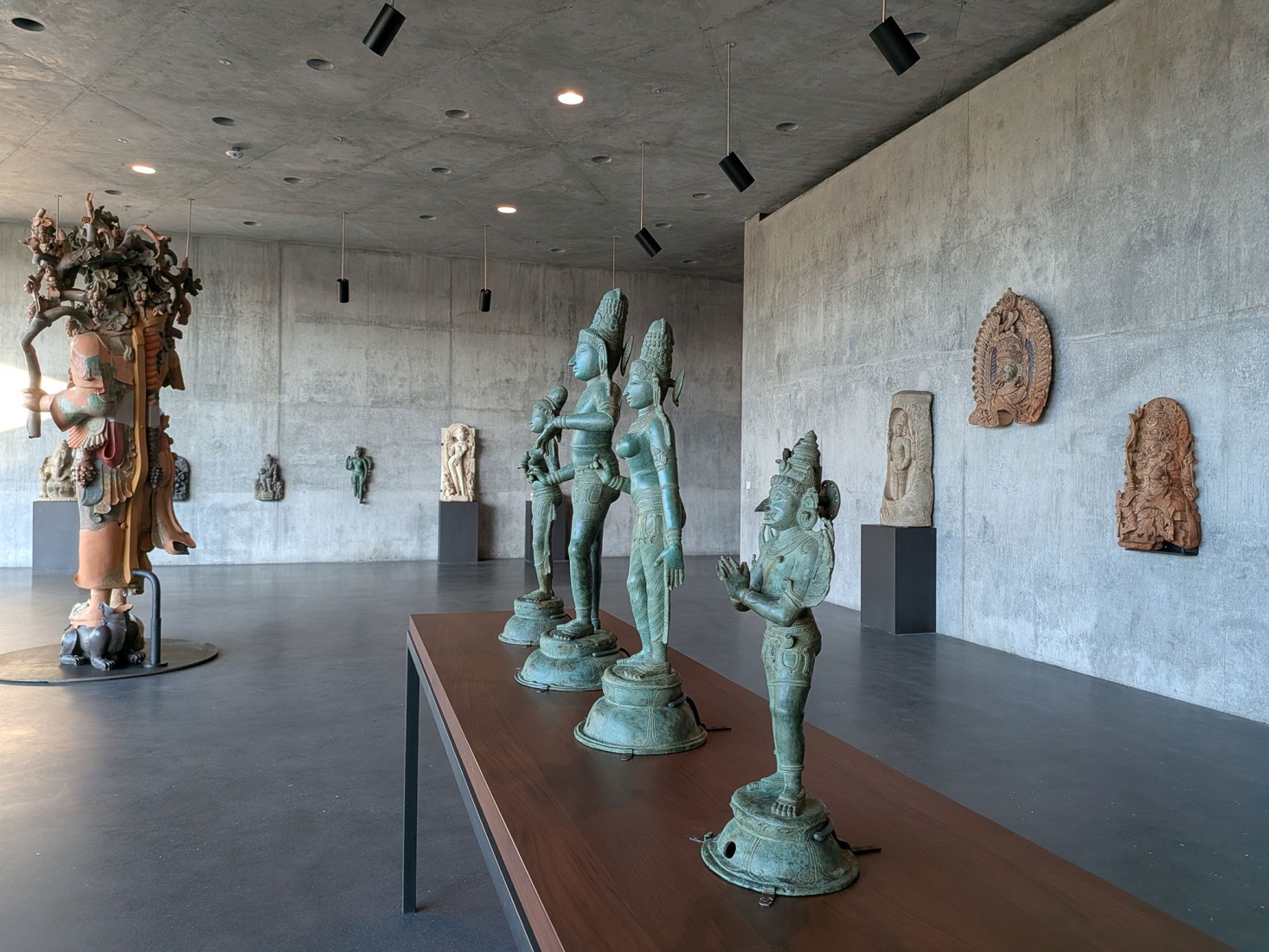 Vista de la instalación de la presentación inaugural en las Galerías David Geffen, abril de 2026. Fotografía cortesía de Museum Associates/LACMA. 