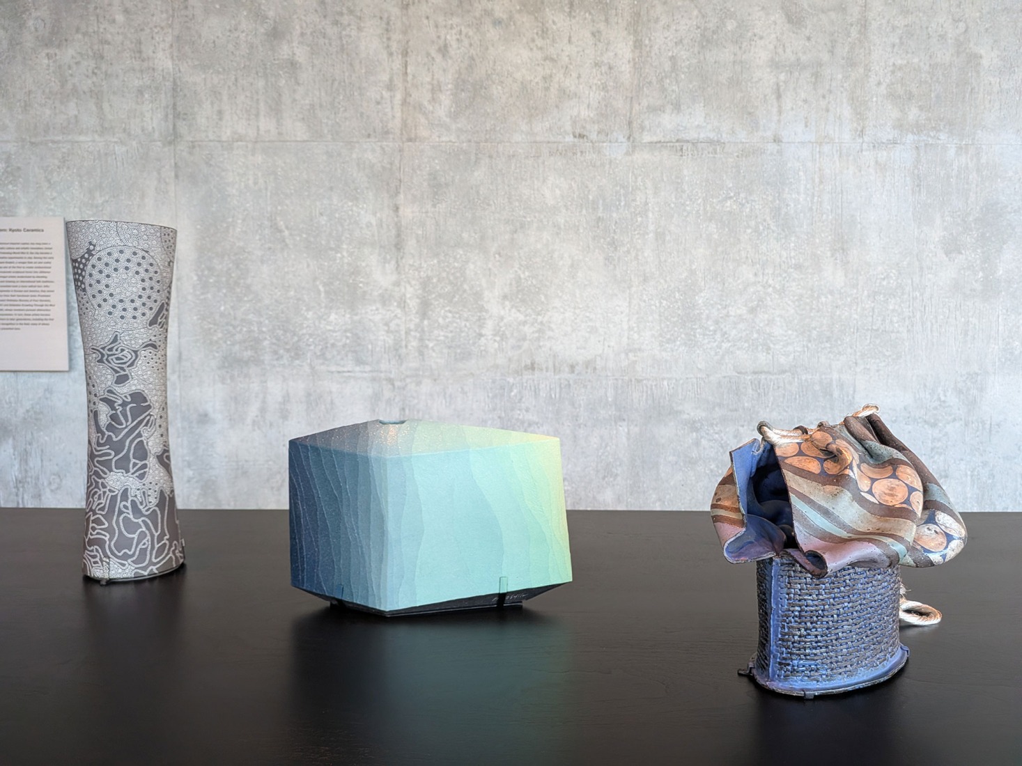 Vista de la instalación de la presentación inaugural en las Galerías David Geffen, abril de 2026. Fotografía cortesía de Museum Associates/LACMA. 