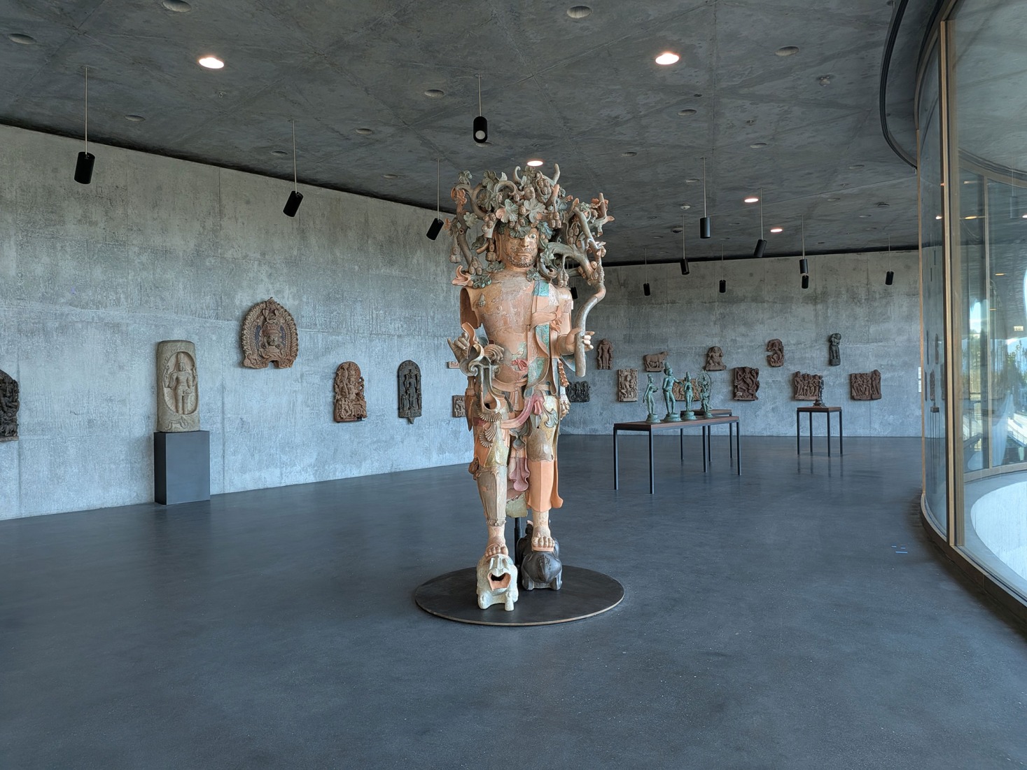 Vista de la instalación de la presentación inaugural en las Galerías David Geffen, abril de 2026. Fotografía cortesía de Museum Associates/LACMA. 