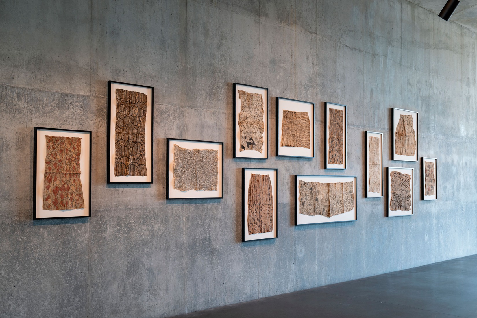 Vista de la instalación de la presentación inaugural en las Galerías David Geffen, abril de 2026. Fotografía cortesía de Museum Associates/LACMA. 